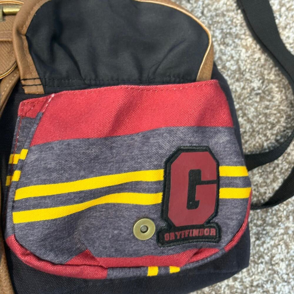 Harry Potter Hogwarts Alumni Gryffindor Backpack 9 3/4 Varsity 2018 - Picture 5 of 16